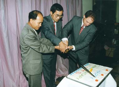 President Shimmyo, Dr. Mickler and Professor Eung Tae Jo, of Sun Moon University, cut the celebration cake