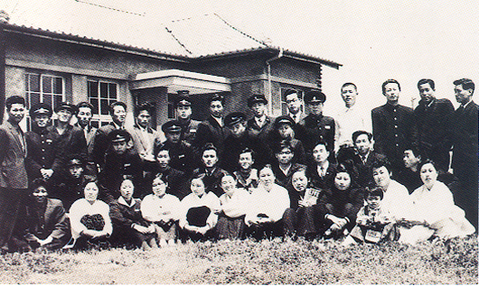 Missionary Hyun-shil Kang, who pioneered Kwangju Church, with members (1957)