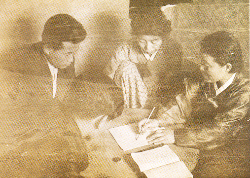 Hyun-shil Kang teaching guests while pioneer-witnessing in Kwangju, 1957