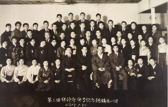 Reverend Moon with participants taking a commemorative photograph at the third witnessing leaders workshop (1960)
