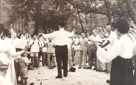 Reverend Moon singing during an outing with student members