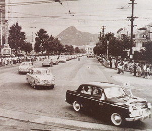 124 Blessed couples  parading through Seoul in a convoy of cars following the Holy Wedding
