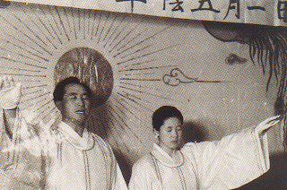 Reverend and Mrs. Moon praying following the establishment of the Day of All Things