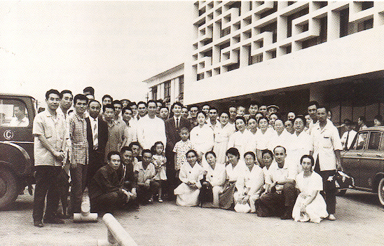 Reverend Moon welcoming Bong-choon Choi, missionary to Japan, at the airport