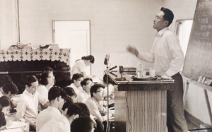 Young-whi Kim speaking at a Principle workshop given by Korean church leaders in Japan