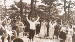 Reverend Moon with members at an outdoor service