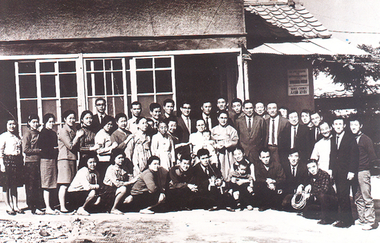 Hyo-won Eu with members at the Headquarters Church (1960s)
