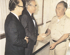 Nasu Kiyoshi, who wrote the book The Savior Appears, visiting Reverend Moon in prison