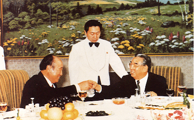 Reverend Moon sharing a toast with Premier Kim Il Sung