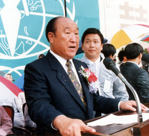 Reverend Moon giving his address at the WFWP Founding Rally