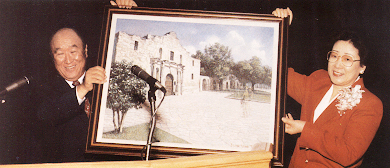 Reverend and Mrs. Moon receiving a framed picture at his speech in Houston, Texas, May 20