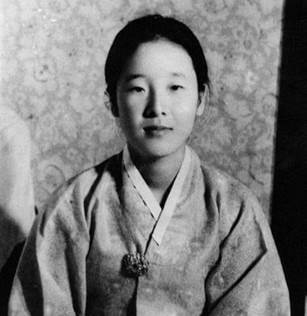 A person in a traditional dress

Description automatically generated